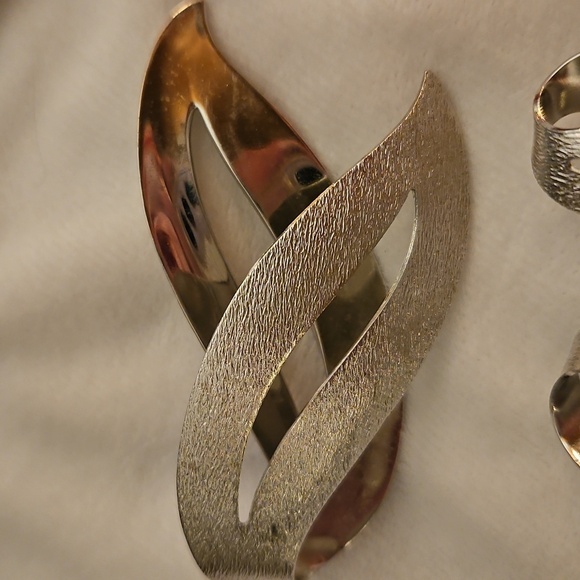 VTG SARAH COVENTRY 1960s Elegant Satin Flame Silver Brooch Clip-on Earrings Set - Picture 3 of 9
